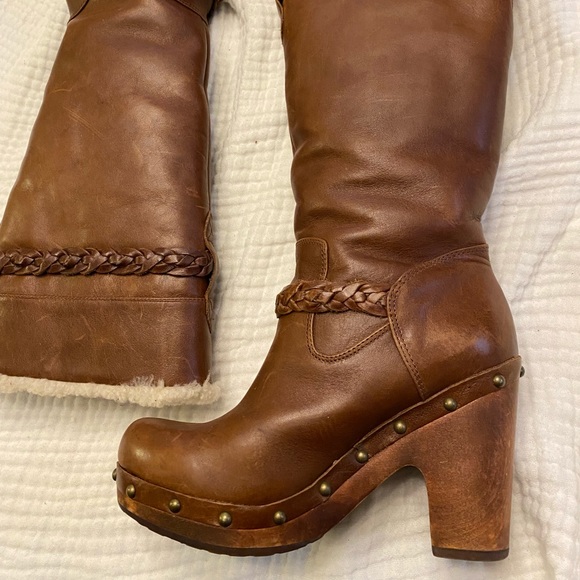 UGG SAVANNA BOOTS WITH BRAIDED, STUDDED DETAILING AND SHEARLING LINING - Picture 4 of 4